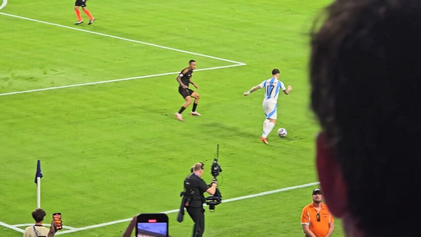 Alejandro Garnacho in action during Argentina match
