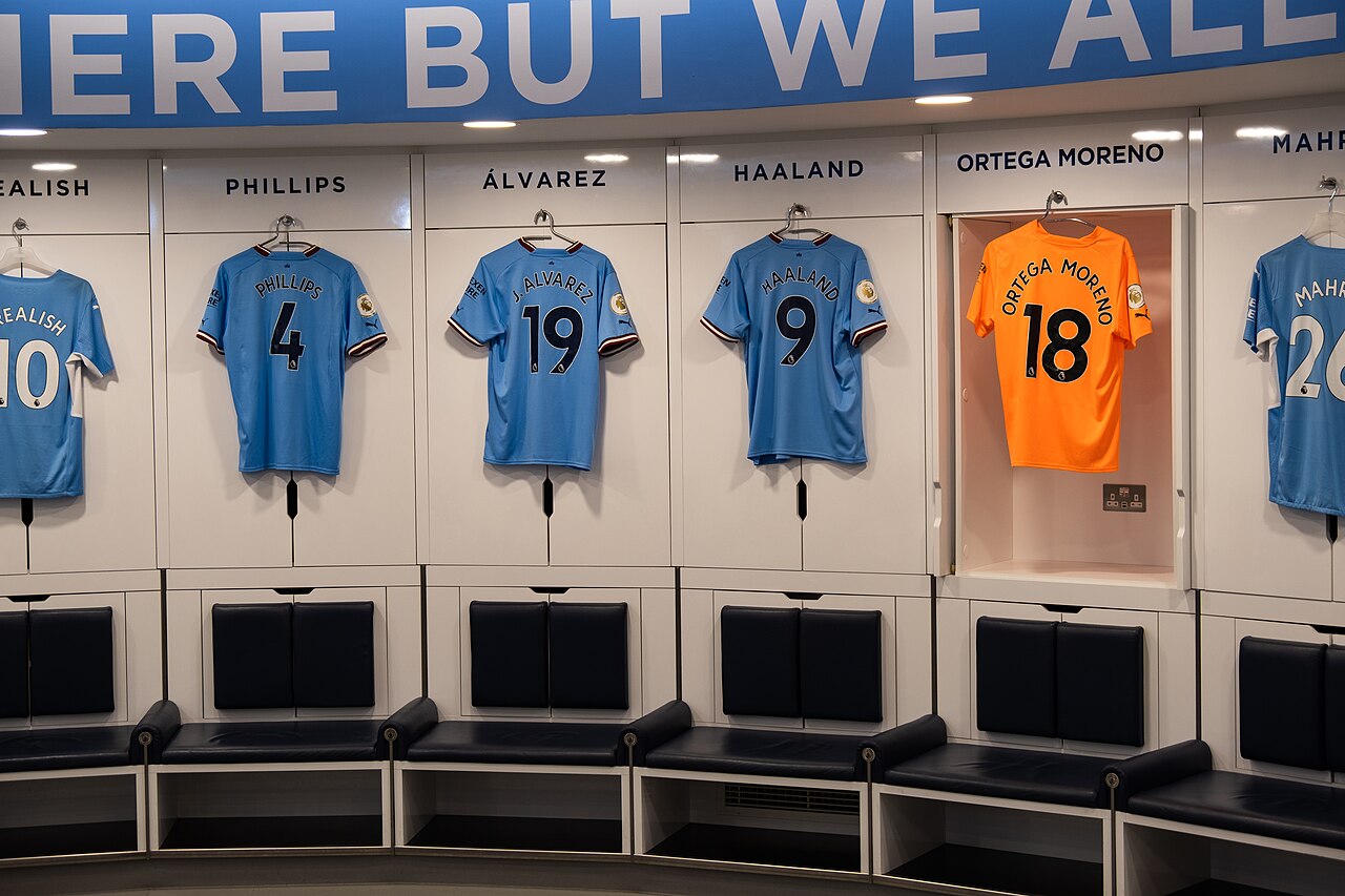 Manchester City dressing room 2022.jpg