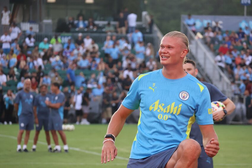 Erling Haaland stretching